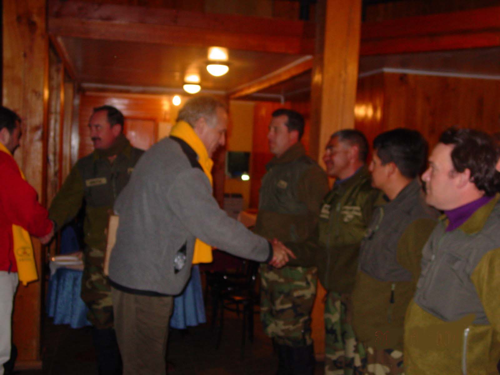 Claudio Teitelboim saludando a personal del ejercito